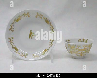 Arte ispirata da Saucer (1 del 6) (parte di un servizio), ca. 1720, tedesco, Meissen, porcellana a pasta dura, diametro: 5" (12,7 cm), Ceramica-porcellana, opere classiche modernizzate da Artotop con un tuffo di modernità. Forme, colore e valore, impatto visivo accattivante sulle emozioni artistiche attraverso la libertà delle opere d'arte in modo contemporaneo. Un messaggio senza tempo che persegue una nuova direzione selvaggiamente creativa. Artisti che si rivolgono al supporto digitale e creano l'NFT Artotop Foto Stock