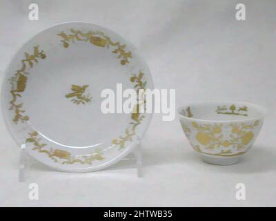 Arte ispirata da Saucer (1 del 6) (parte di un servizio), ca. 1720, tedesco, Meissen, porcellana a pasta dura, diametro: 5" (12,7 cm), Ceramica-porcellana, opere classiche modernizzate da Artotop con un tuffo di modernità. Forme, colore e valore, impatto visivo accattivante sulle emozioni artistiche attraverso la libertà delle opere d'arte in modo contemporaneo. Un messaggio senza tempo che persegue una nuova direzione selvaggiamente creativa. Artisti che si rivolgono al supporto digitale e creano l'NFT Artotop Foto Stock