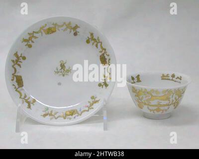 Arte ispirata da Saucer (1 del 6) (parte di un servizio), ca. 1720, tedesco, Meissen, porcellana a pasta dura, diametro: 5" (12,7 cm), Ceramica-porcellana, opere classiche modernizzate da Artotop con un tuffo di modernità. Forme, colore e valore, impatto visivo accattivante sulle emozioni artistiche attraverso la libertà delle opere d'arte in modo contemporaneo. Un messaggio senza tempo che persegue una nuova direzione selvaggiamente creativa. Artisti che si rivolgono al supporto digitale e creano l'NFT Artotop Foto Stock