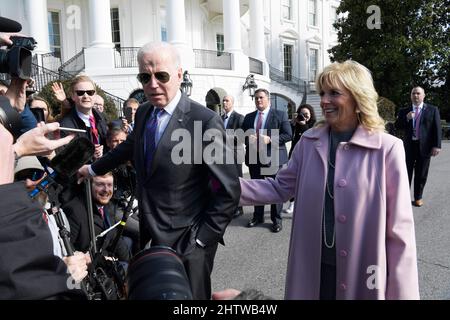 1 marzo 2022, Washington, Distric of Columbia, USA: IL Presidente DEGLI STATI UNITI JOE BIDEN e First Lady JILL BIDEN parla con i giornalisti prima di partire la Casa Bianca sulla strada per.Joint base Andrews, oggi il 02 marzo 2022 a South Lawn/Casa Bianca a Washington DC, USA. (Credit Image: © Lenin Nolly/ZUMA Press Wire) Foto Stock