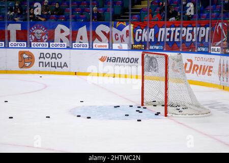 San Pietroburgo, Russia. 02nd Mar 2022. Hockey Pucks in gol durante la Kontinental Hockey League, Gagarin Cup, KHL 2021/22 tra SKA San Pietroburgo e Dinamo Minsk presso il Ice Sports Palace. (Punteggio finale; SKA Saint Petersburg 8:3 Dinamo Minsk) Credit: SOPA Images Limited/Alamy Live News Foto Stock