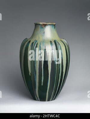 Arte ispirata a Vase, ca. 1890, francese, Parigi, gres, 17 3/4 x 10 1/4 pollici, 15,7 libbre (45,1 x 26 cm, 7,1 kg), Ceramica-ceramica, opere classiche modernizzate da Artotop con un tuffo di modernità. Forme, colore e valore, impatto visivo accattivante sulle emozioni artistiche attraverso la libertà delle opere d'arte in modo contemporaneo. Un messaggio senza tempo che persegue una nuova direzione selvaggiamente creativa. Artisti che si rivolgono al supporto digitale e creano l'NFT Artotop Foto Stock