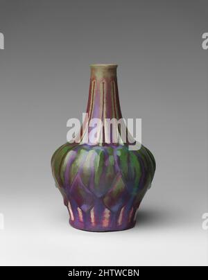 Arte ispirata a Vase, ca. 1890, francese, Parigi, grès, totale (confermato): 7 3/16 x 4 5/8 x 4 5/8 poll. (18,3 x 11,7 x 11,7 cm), Ceramica-ceramica, opere classiche modernizzate da Artotop con un tuffo di modernità. Forme, colore e valore, impatto visivo accattivante sulle emozioni artistiche attraverso la libertà delle opere d'arte in modo contemporaneo. Un messaggio senza tempo che persegue una nuova direzione selvaggiamente creativa. Artisti che si rivolgono al supporto digitale e creano l'NFT Artotop Foto Stock