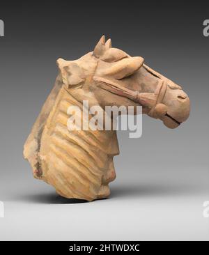 Arte ispirata dalla testa di Cavallo con finimento, Cipro-Arcaico II, fine 6th secolo a.C., cipriota, terracotta; modellato, H. 4 1/16 pollici. (10,3 cm), terracottas, la testa cava, modellata è probabilmente da un gruppo abbastanza grande di quadriga, a giudicare dall'imbragatura. La testa è piuttosto naturalistica, opere classiche modernizzate da Artotop con un tuffo di modernità. Forme, colore e valore, impatto visivo accattivante sulle emozioni artistiche attraverso la libertà delle opere d'arte in modo contemporaneo. Un messaggio senza tempo che persegue una nuova direzione selvaggiamente creativa. Artisti che si rivolgono al supporto digitale e creano l'NFT Artotop Foto Stock