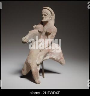 Arte ispirata a Cavallo e cavaliere, Cypro-Classical II, inizio 4th secolo a.C., Cypriot, Terracotta; modellato e fatto a mano, H. 6 1/16 poll. (15,4 cm), terracotte, la figurina, in stile Kourion, è fatta a mano e solida. Il viso del pilota è modellato. La testa del cavallo può essere modellata, opere classiche modernizzate da Artotop con un tuffo di modernità. Forme, colore e valore, impatto visivo accattivante sulle emozioni artistiche attraverso la libertà delle opere d'arte in modo contemporaneo. Un messaggio senza tempo che persegue una nuova direzione selvaggiamente creativa. Artisti che si rivolgono al supporto digitale e creano l'NFT Artotop Foto Stock