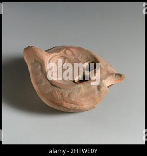 Arte ispirata a lampada di terracotta, tardo imperiale, 3rd secolo d.C., romana, terracotta, Lunghezza 6,4 cm. H. 3 cm., terracottas, opere classiche modernizzate da Artotop con un tuffo di modernità. Forme, colore e valore, impatto visivo accattivante sulle emozioni artistiche attraverso la libertà delle opere d'arte in modo contemporaneo. Un messaggio senza tempo che persegue una nuova direzione selvaggiamente creativa. Artisti che si rivolgono al supporto digitale e creano l'NFT Artotop Foto Stock