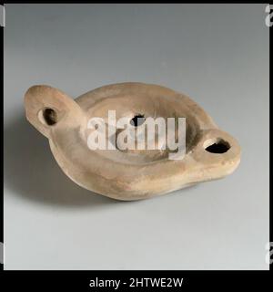 Arte ispirata a lampada di terracotta, Imperiale Mid, 2nd sec. d.C., romana, terracotta, Lunghezza 8,6 cm. H. 3,5 cm., terracotte, manico forato. Sul disco, capo di Pan, opere classiche modernizzate da Artotop con un tuffo di modernità. Forme, colore e valore, impatto visivo accattivante sulle emozioni artistiche attraverso la libertà delle opere d'arte in modo contemporaneo. Un messaggio senza tempo che persegue una nuova direzione selvaggiamente creativa. Artisti che si rivolgono al supporto digitale e creano l'NFT Artotop Foto Stock