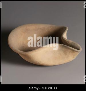 Arte ispirata a lampada, a forma di piattino, 4th secolo a.C., cipriota, terracotta, Totale: 1 5/8 x 4 3/4 poll. (4,1 x 12,1 cm), terracottas, opere classiche modernizzate da Artotop con un tuffo di modernità. Forme, colore e valore, impatto visivo accattivante sulle emozioni artistiche attraverso la libertà delle opere d'arte in modo contemporaneo. Un messaggio senza tempo che persegue una nuova direzione selvaggiamente creativa. Artisti che si rivolgono al supporto digitale e creano l'NFT Artotop Foto Stock