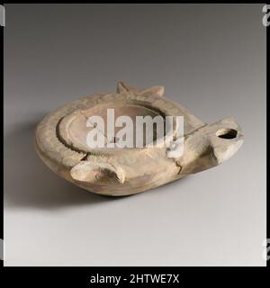 Arte ispirata a lampada, 1st sec. a.C.–1st sec. d.C., romana, terracotta, lunghezza 9,9 cm. H. 2,7 cm., terracottas, opere classiche modernizzate da Artotop con un tuffo di modernità. Forme, colore e valore, impatto visivo accattivante sulle emozioni artistiche attraverso la libertà delle opere d'arte in modo contemporaneo. Un messaggio senza tempo che persegue una nuova direzione selvaggiamente creativa. Artisti che si rivolgono al supporto digitale e creano l'NFT Artotop Foto Stock