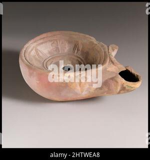 Arte ispirata a lampada, 1st sec. a.C.–1st sec. d.C., romana, terracotta, lunghezza 8,7 cm. H. 3 cm., terracottas, opere classiche modernizzate da Artotop con un tuffo di modernità. Forme, colore e valore, impatto visivo accattivante sulle emozioni artistiche attraverso la libertà delle opere d'arte in modo contemporaneo. Un messaggio senza tempo che persegue una nuova direzione selvaggiamente creativa. Artisti che si rivolgono al supporto digitale e creano l'NFT Artotop Foto Stock