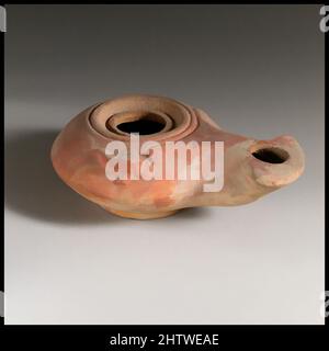 Arte ispirata a lampada, 1st sec. a.C.–1st sec. d.C., Terracotta, lunghezza 9,9 cm. H. 3,3 cm., terracottas, opere classiche modernizzate da Artotop con un tuffo di modernità. Forme, colore e valore, impatto visivo accattivante sulle emozioni artistiche attraverso la libertà delle opere d'arte in modo contemporaneo. Un messaggio senza tempo che persegue una nuova direzione selvaggiamente creativa. Artisti che si rivolgono al supporto digitale e creano l'NFT Artotop Foto Stock