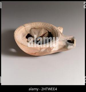 Arte ispirata a lampada, 1st sec. a.C.–1st sec. d.C., romana, terracotta, lunghezza 10 cm. H. 3 cm., terracottas, opere classiche modernizzate da Artotop con un tuffo di modernità. Forme, colore e valore, impatto visivo accattivante sulle emozioni artistiche attraverso la libertà delle opere d'arte in modo contemporaneo. Un messaggio senza tempo che persegue una nuova direzione selvaggiamente creativa. Artisti che si rivolgono al supporto digitale e creano l'NFT Artotop Foto Stock