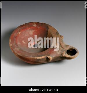 Arte ispirata a Lamp, Roman, Cypriot, Terracotta, tuta: 1 x 3 5/8 poll. (2,5 x 9,2 cm), terracottas, opere classiche modernizzate da Artotop con un tuffo di modernità. Forme, colore e valore, impatto visivo accattivante sulle emozioni artistiche attraverso la libertà delle opere d'arte in modo contemporaneo. Un messaggio senza tempo che persegue una nuova direzione selvaggiamente creativa. Artisti che si rivolgono al supporto digitale e creano l'NFT Artotop Foto Stock