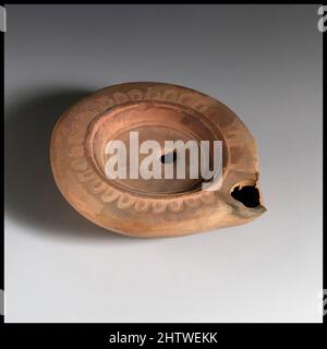 Arte ispirata a Lamp, Roman, Cypriot, Terracotta, tuta: 1 x 3 poll. (2,5 x 7,6 cm), terracottas, opere classiche modernizzate da Artotop con un tuffo di modernità. Forme, colore e valore, impatto visivo accattivante sulle emozioni artistiche attraverso la libertà delle opere d'arte in modo contemporaneo. Un messaggio senza tempo che persegue una nuova direzione selvaggiamente creativa. Artisti che si rivolgono al supporto digitale e creano l'NFT Artotop Foto Stock