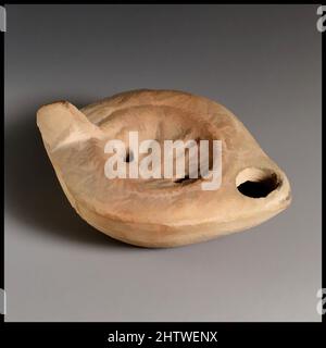 Arte ispirata a Lamp, Roman, Cypriot, Terracotta, tuta: 1 3/8 x 3 poll. (3,5 x 7,6 cm), terracottas, opere classiche modernizzate da Artotop con un tuffo di modernità. Forme, colore e valore, impatto visivo accattivante sulle emozioni artistiche attraverso la libertà delle opere d'arte in modo contemporaneo. Un messaggio senza tempo che persegue una nuova direzione selvaggiamente creativa. Artisti che si rivolgono al supporto digitale e creano l'NFT Artotop Foto Stock