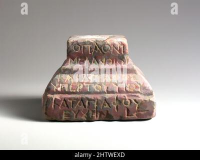 Arte ispirata alla base in marmo inscritto, imperiale, ca. 2nd secolo d.C., romano, cipriota, marmo, rosso, 3 7/8 x 5 5/16 x 4 3/4 poll. (9,8 x 13,5 x 12,1 cm), iscrizioni a Cesnola, la base potrebbe avere una statua. L'iscrizione greca registra una dedica di un uomo chiamato Katagraphos su, opere classiche modernizzate da Artotop con un tuffo di modernità. Forme, colore e valore, impatto visivo accattivante sulle emozioni artistiche attraverso la libertà delle opere d'arte in modo contemporaneo. Un messaggio senza tempo che persegue una nuova direzione selvaggiamente creativa. Artisti che si rivolgono al supporto digitale e creano l'NFT Artotop Foto Stock