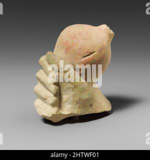 Arte ispirata al calcare mano che tiene un melograno, classica, cipriota, calcare, tuta: 3 1/2 x 1 7/8 x 2 7/8 pollici (8,9 x 4,8 x 7,3 cm), scultura in pietra, la piccola mano destra contiene un melograno dipinto di rosso, opere classiche modernizzate da Artotop con un tuffo di modernità. Forme, colore e valore, impatto visivo accattivante sulle emozioni artistiche attraverso la libertà delle opere d'arte in modo contemporaneo. Un messaggio senza tempo che persegue una nuova direzione selvaggiamente creativa. Artisti che si rivolgono al supporto digitale e creano l'NFT Artotop Foto Stock