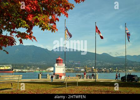 Vancouver, British Columbia, Canada – 25 settembre 2018 Stanley Park Autumn Flags and Lighthouse. Foglie e bandiere autunnali a Stanley Park. Foto Stock