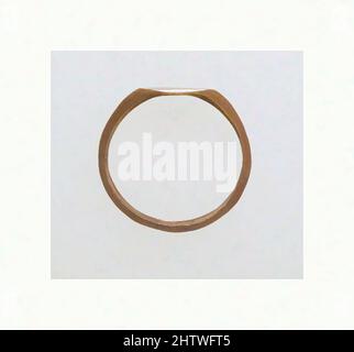 Art Inspired by Ring, Gold, diametro: 3/4 x 1/4" (1,9 x 0,7 cm), Oro e Argento, opere classiche modernizzate da Artotop con un tocco di modernità. Forme, colore e valore, impatto visivo accattivante sulle emozioni artistiche attraverso la libertà delle opere d'arte in modo contemporaneo. Un messaggio senza tempo che persegue una nuova direzione selvaggiamente creativa. Artisti che si rivolgono al supporto digitale e creano l'NFT Artotop Foto Stock