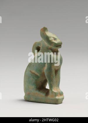 Arte ispirata da Faience amulet nella forma di un gatto, tardo dinastico-ellenistico, 664–30 a.C., egiziano, Clay, Smaltato, H.: 1 5/16 poll. (3,3 cm), Oro e Argento, Amulets che rappresentano gli animali sono stati attribuiti ad una divinità: Un falco per Ra, il Dio Sole, un leone per Sakhmi, la dea Guerra, un ariete, opere classiche modernizzate da Artotop con un tuffo di modernità. Forme, colore e valore, impatto visivo accattivante sulle emozioni artistiche attraverso la libertà delle opere d'arte in modo contemporaneo. Un messaggio senza tempo che persegue una nuova direzione selvaggiamente creativa. Artisti che si rivolgono al supporto digitale e creano l'NFT Artotop Foto Stock