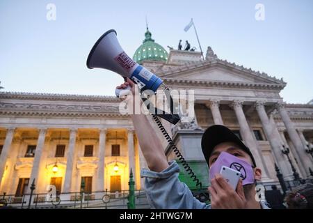 Buenos Aires, Argentina; 24 settembre 2021: Global Climate Strike, giovane attivista maschile di XR, Rebellion Extinction, usa un megafono per parlare della c Foto Stock