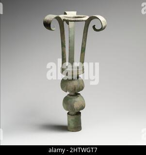 Arte ispirata a Lampstand, Cypriot, Bronzo, H.: 9 7/8 poll. (25,1 cm), Bronzi, opere classiche modernizzate da Artotop con un tuffo di modernità. Forme, colore e valore, impatto visivo accattivante sulle emozioni artistiche attraverso la libertà delle opere d'arte in modo contemporaneo. Un messaggio senza tempo che persegue una nuova direzione selvaggiamente creativa. Artisti che si rivolgono al supporto digitale e creano l'NFT Artotop Foto Stock