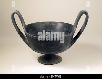 Arte ispirata a Kantharos, Arcaico, 650–625 a.C., Etrusca, Terracotta; bucchero, 5 15/16 x 6 poll. (15,1 x 15,2 cm), vasi, due linee incise intorno al bordo, opere classiche modernizzate da Artotop con un tuffo di modernità. Forme, colore e valore, impatto visivo accattivante sulle emozioni artistiche attraverso la libertà delle opere d'arte in modo contemporaneo. Un messaggio senza tempo che persegue una nuova direzione selvaggiamente creativa. Artisti che si rivolgono al supporto digitale e creano l'NFT Artotop Foto Stock