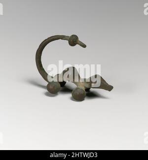 Arte ispirata a Fibula, tipo a serpentina, Bronzo, altro: 2 3/16 poll. (5,6 cm), Bronzi, opere classiche modernizzate da Artotop con un tuffo di modernità. Forme, colore e valore, impatto visivo accattivante sulle emozioni artistiche attraverso la libertà delle opere d'arte in modo contemporaneo. Un messaggio senza tempo che persegue una nuova direzione selvaggiamente creativa. Artisti che si rivolgono al supporto digitale e creano l'NFT Artotop Foto Stock