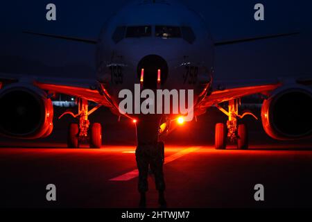 INS DEGA, India (Mar. 1, 2022) – il Mate 2nd di Aviation Machinist di classe Charles Baird, assegnato ai ‘Golden Swordsmen’ di Patrol Squadron (VP) 47, lancia un P-8A Poseidon per un volo per l’esercizio Navale multilaterale ‘ILAN 2022’ a INS Dega, India, 1 marzo 2022. VP-47 è attualmente distribuito a NAF Misawa, Giappone che conduce le operazioni di pattuglia marittima e ricognizione e di copertura teatrale all'interno dell'area di attività della flotta USA 7th (C7F) a sostegno degli obiettivi di comando del comandante, della task force 72, C7F e degli Stati Uniti Indo-Pacific in tutta la regione. (STATI UNITI Foto Navy di Mass Communication Specia Foto Stock