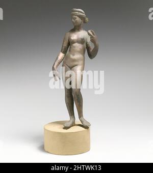 Arte ispirata da statuette di Afrodite con mela, Bronzo, H.: 6 3/8 poll. (16,2 cm), Bronzi, opere classiche modernizzate da Artotop con un tuffo di modernità. Forme, colore e valore, impatto visivo accattivante sulle emozioni artistiche attraverso la libertà delle opere d'arte in modo contemporaneo. Un messaggio senza tempo che persegue una nuova direzione selvaggiamente creativa. Artisti che si rivolgono al supporto digitale e creano l'NFT Artotop Foto Stock