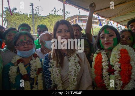 Kolkata, India. 02nd Mar 2022. La tempesta verde impera nei sondaggi municipali di Rajpur Sonarpur, 33 su 35 rioni occupate da Trinamool. (Foto di Sudip Chanda/Pacific Press) Credit: Pacific Press Media Production Corp./Alamy Live News Foto Stock