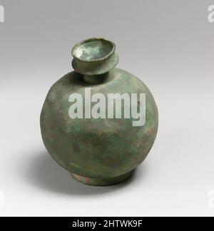 Arte ispirata da Aryballos Bronzo, imperiale, 1st–2nd secolo d.C., romana, Bronzo, H. 3 poll. (7,6 cm), Bronzi, forma globulare, opere classiche modernizzate da Artotop con un tuffo di modernità. Forme, colore e valore, impatto visivo accattivante sulle emozioni artistiche attraverso la libertà delle opere d'arte in modo contemporaneo. Un messaggio senza tempo che persegue una nuova direzione selvaggiamente creativa. Artisti che si rivolgono al supporto digitale e creano l'NFT Artotop Foto Stock