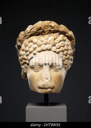 Arte ispirata dal ritratto testa di una donna, imperiale, flaviano o trajanic, 69–117 d.C., romana, Marmo, H. 10 1/4 poll. (26 cm), scultura in pietra, è stato sostenuto che questo ritratto rappresenta Diva Julia Augusta, la figlia dell'imperatore Tito, ma le sue caratteristiche erano diverse da quelle mostrate, opere classiche modernizzate da Artotop con un tuffo di modernità. Forme, colore e valore, impatto visivo accattivante sulle emozioni artistiche attraverso la libertà delle opere d'arte in modo contemporaneo. Un messaggio senza tempo che persegue una nuova direzione selvaggiamente creativa. Artisti che si rivolgono al supporto digitale e creano l'NFT Artotop Foto Stock