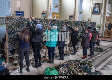 Lviv, Ucraina. 02nd Mar 2022. I volontari fanno una rete mascherante presso il centro di assistenza di Lviv, nell'Ucraina occidentale, mercoledì 2 marzo 2022. Le truppe russe sono entrate in Ucraina il 24 febbraio scatenando una resistenza Ucraina e una serie di annunci da parte dei paesi occidentali di imporre severe sanzioni economiche alla Russia. Foto di Oleksandr Khomenko/UPI Credit: UPI/Alamy Live News Foto Stock