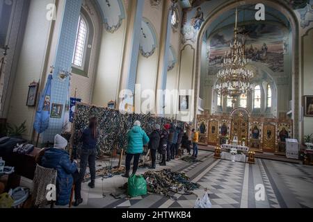 Lviv, Ucraina. 02nd Mar 2022. I volontari fanno una rete mascherante presso il centro di assistenza di Lviv, nell'Ucraina occidentale, mercoledì 2 marzo 2022. Le truppe russe sono entrate in Ucraina il 24 febbraio scatenando una resistenza Ucraina e una serie di annunci da parte dei paesi occidentali di imporre severe sanzioni economiche alla Russia. Foto di Oleksandr Khomenko/UPI Credit: UPI/Alamy Live News Foto Stock