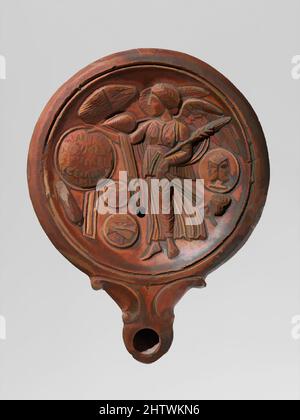 Arte ispirata alla lampada ad olio di terracotta, Imperiale, 2nd metà del 1st d.C., romana, terracotta; modellata, 1 1/8 x 5 pollici (2,9 x 12,7 cm), terracotte, sul disco una Vittoria alata tiene uno scudo inscritto con il desiderio di felicità di Capodanno. Intorno a lei ci sono rappresentazioni di, opere classiche modernizzate da Artotop con un tuffo di modernità. Forme, colore e valore, impatto visivo accattivante sulle emozioni artistiche attraverso la libertà delle opere d'arte in modo contemporaneo. Un messaggio senza tempo che persegue una nuova direzione selvaggiamente creativa. Artisti che si rivolgono al supporto digitale e creano l'NFT Artotop Foto Stock