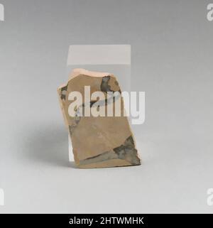 Arte ispirata da Vase Fragment, Late Elladic IIIA, ca. 1400–1300 a.C., miceneo, terracotta, 1 1/8 x 1 7/8 x 3/16 pollici (2,8 x 4,8 x 0,4 cm), vasi, opere classiche modernizzate da Artotop con un tocco di modernità. Forme, colore e valore, impatto visivo accattivante sulle emozioni artistiche attraverso la libertà delle opere d'arte in modo contemporaneo. Un messaggio senza tempo che persegue una nuova direzione selvaggiamente creativa. Artisti che si rivolgono al supporto digitale e creano l'NFT Artotop Foto Stock