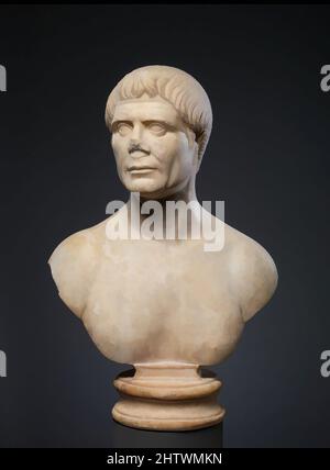 Arte ispirata dal marmo ritratto busto di un uomo, Trajanic, ca. A.D. 110–120, romana, marmo, H. 24 5/8 poll. (62,5 cm), scultura in pietra, la risoluta espressione di quest’uomo e la semplice ma studiata disposizione delle serrature sulla fronte, mettono in mente i ritratti ufficiali dell’imperatore Traiano (r, opere classiche modernizzate da Artotop con un tuffo di modernità). Forme, colore e valore, impatto visivo accattivante sulle emozioni artistiche attraverso la libertà delle opere d'arte in modo contemporaneo. Un messaggio senza tempo che persegue una nuova direzione selvaggiamente creativa. Artisti che si rivolgono al supporto digitale e creano l'NFT Artotop Foto Stock