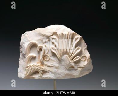 Arte ispirata al frammento architettonico di marmo, tardo classico, ca. 350 a.C., greco, marmo, H. 4 3/4" (12,1 cm), scultura in pietra, il frammento mostra una palmette e, a sinistra, parte di una foglia di akanthos. Il pezzo proviene dal tholos di Epidauros, un edificio circolare in, opere classiche modernizzate da Artotop con un tuffo di modernità. Forme, colore e valore, impatto visivo accattivante sulle emozioni artistiche attraverso la libertà delle opere d'arte in modo contemporaneo. Un messaggio senza tempo che persegue una nuova direzione selvaggiamente creativa. Artisti che si rivolgono al supporto digitale e creano l'NFT Artotop Foto Stock