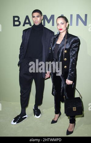 Achraf Hakimi e Hiba Abouk partecipano alla mostra Balmain Womenswear Autunno/Inverno 2022/2023 come parte della settimana della moda di Parigi al Carreaux du Temple di Parigi, Francia, il 02 marzo 2022. Foto di Aurore Marechal/ABACAPRESS.COM Foto Stock