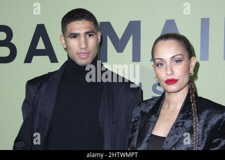 Achraf Hakimi e Hiba Abouk partecipano alla mostra Balmain Womenswear Autunno/Inverno 2022/2023 come parte della settimana della moda di Parigi al Carreaux du Temple di Parigi, Francia, il 02 marzo 2022. Foto di Aurore Marechal/ABACAPRESS.COM Foto Stock