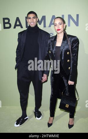 Achraf Hakimi e Hiba Abouk partecipano alla mostra Balmain Womenswear Autunno/Inverno 2022/2023 come parte della settimana della moda di Parigi al Carreaux du Temple di Parigi, Francia, il 02 marzo 2022. Foto di Aurore Marechal/ABACAPRESS.COM Foto Stock