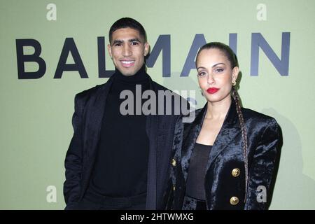 Achraf Hakimi e Hiba Abouk partecipano alla mostra Balmain Womenswear Autunno/Inverno 2022/2023 come parte della settimana della moda di Parigi al Carreaux du Temple di Parigi, Francia, il 02 marzo 2022. Foto di Aurore Marechal/ABACAPRESS.COM Foto Stock