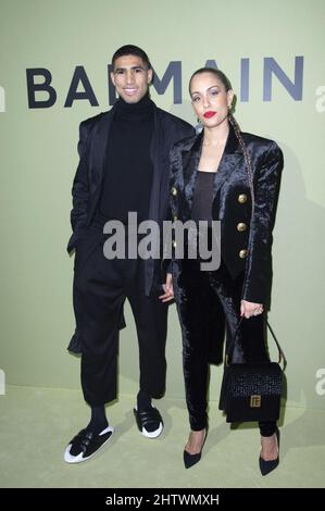 Achraf Hakimi e Hiba Abouk partecipano alla mostra Balmain Womenswear Autunno/Inverno 2022/2023 come parte della settimana della moda di Parigi al Carreaux du Temple di Parigi, Francia, il 02 marzo 2022. Foto di Aurore Marechal/ABACAPRESS.COM Foto Stock