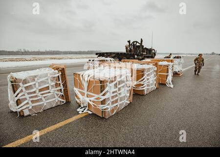 Soldati del Battaglione di sostegno di combattimento del 18th, 16th Brigate di sostegno conducono il rifornimento aereo di 60 pallet di forniture di Classe i a DZ Unity Adazi, Lettonia a sostegno dello sciopero Sabre 2022. Le operazioni di riapprovvigionamento aereo forniscono alle truppe un supporto logistico tempestivo e accurato e testano le moderne capacità nella regione baltica. Foto di Sergeant First Class (OR-7) Gatis Indrevics Foto Stock