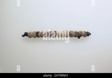 Arte ispirata da Beads, 6, Roman, Glass, altri: 4 7/16 x 1/2 poll. (11,2 x 1,3 cm), vetro, opere classiche modernizzate da Artotop con un tuffo di modernità. Forme, colore e valore, impatto visivo accattivante sulle emozioni artistiche attraverso la libertà delle opere d'arte in modo contemporaneo. Un messaggio senza tempo che persegue una nuova direzione selvaggiamente creativa. Artisti che si rivolgono al supporto digitale e creano l'NFT Artotop Foto Stock