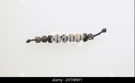 Arte ispirata da Beads, 9, Roman, Glass, altri: 1 11/16 x 1/4 poll. (4,3 x 0,6 cm), vetro, opere classiche modernizzate da Artotop con un tuffo di modernità. Forme, colore e valore, impatto visivo accattivante sulle emozioni artistiche attraverso la libertà delle opere d'arte in modo contemporaneo. Un messaggio senza tempo che persegue una nuova direzione selvaggiamente creativa. Artisti che si rivolgono al supporto digitale e creano l'NFT Artotop Foto Stock