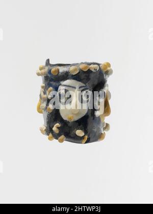 Arte ispirata al vetro perla, classica o ellenistica, fine 5th-metà 2nd secolo a.C., fenicia o cartaginese, vetro; a forma di asta, diam.: 1 9/16 poll. (4 cm), vetro, traslucido blu cobalto scuro, con aggiunte in bianco opaco e giallo e blu traslucido., cilindrico, con, opere classiche modernizzate da Artotop con un tuffo di modernità. Forme, colore e valore, impatto visivo accattivante sulle emozioni artistiche attraverso la libertà delle opere d'arte in modo contemporaneo. Un messaggio senza tempo che persegue una nuova direzione selvaggiamente creativa. Artisti che si rivolgono al supporto digitale e creano l'NFT Artotop Foto Stock