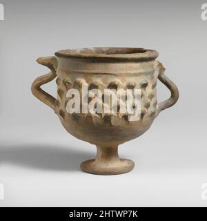 Arte ispirata a coppa con gambo smaltato in piombo, tardo imperiale, 3rd sec. d.C., romana, terracotta; Vetreria in piombo, H. 3 13/16 poll. (9,7 cm); diametro 3 3/8" (8,6 cm), vasi, questo calpestio, bicomato è tipico della ceramica smaltata prodotta nella valle del Rhône in Gallia (Francia moderna, opere classiche modernizzate da Artotop con un tuffo di modernità. Forme, colore e valore, impatto visivo accattivante sulle emozioni artistiche attraverso la libertà delle opere d'arte in modo contemporaneo. Un messaggio senza tempo che persegue una nuova direzione selvaggiamente creativa. Artisti che si rivolgono al supporto digitale e creano l'NFT Artotop Foto Stock