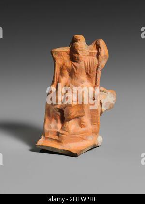 Arte ispirata al manico di lampada di terracotta, imperiale, 2nd secolo d.C., romana, terracotta, L. 2 5/8 poll. (6,7 cm.), Vases, Zeus Serapis, intronò, tiene uno scettro nella sua mano sinistra e appoggia la sua mano destra sulla testa di Cerberos, il cane guardia di Ade. Poiché la Serapis romana è eguagliata, opere classiche modernizzate da Artotop con un tuffo di modernità. Forme, colore e valore, impatto visivo accattivante sulle emozioni artistiche attraverso la libertà delle opere d'arte in modo contemporaneo. Un messaggio senza tempo che persegue una nuova direzione selvaggiamente creativa. Artisti che si rivolgono al supporto digitale e creano l'NFT Artotop Foto Stock